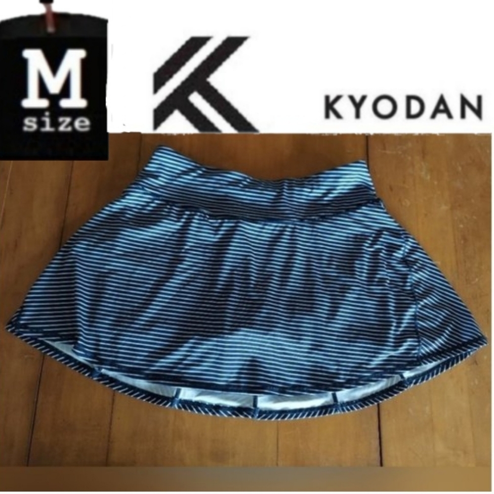 Navy and white striped athletic skort, size medium, Kyodan